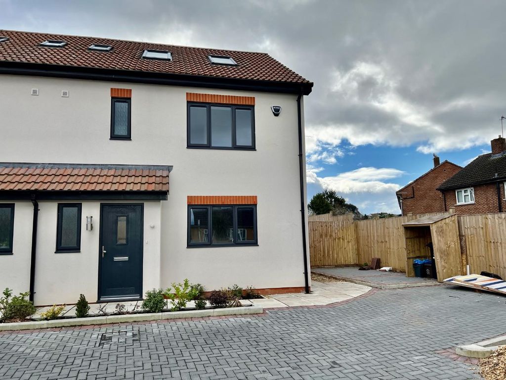 4 bed semidetached house to rent in Penny Close, Fishponds, Bristol