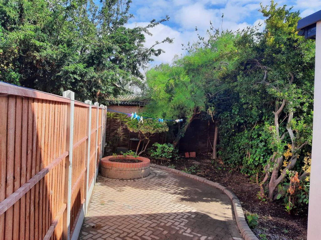 3 bed end terrace house for sale in Mortlake Road, Ilford IG1, £550,000