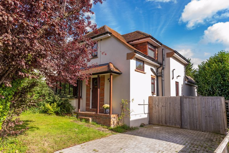4 bed detached house for sale in Park Farm Road, High HP12, £