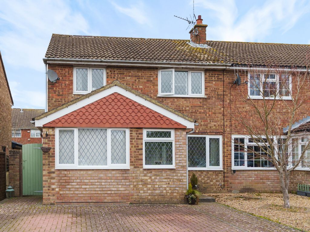 3 bed semidetached house for sale in Erica Way, Horsham, West Sussex