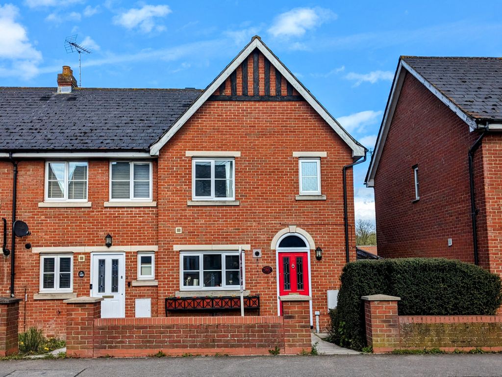 3 bed end terrace house for sale in Kings Road, Halstead, Essex CO9, £