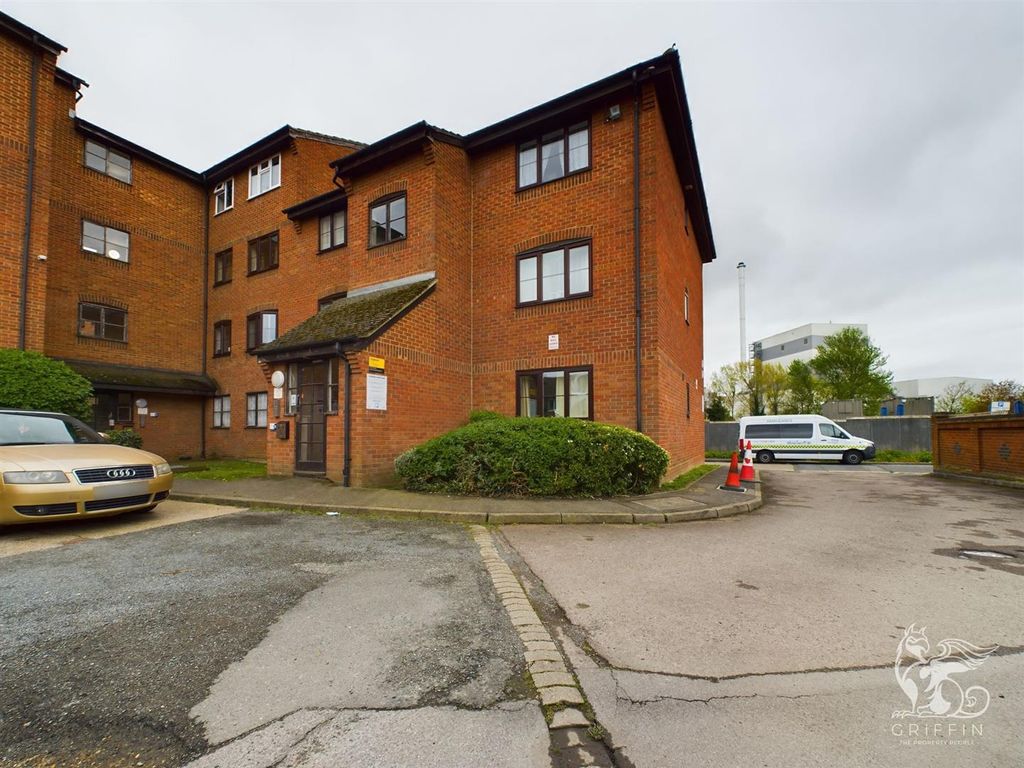 1 bed flat for sale in Curzon Drive, Grays RM17 Zoopla