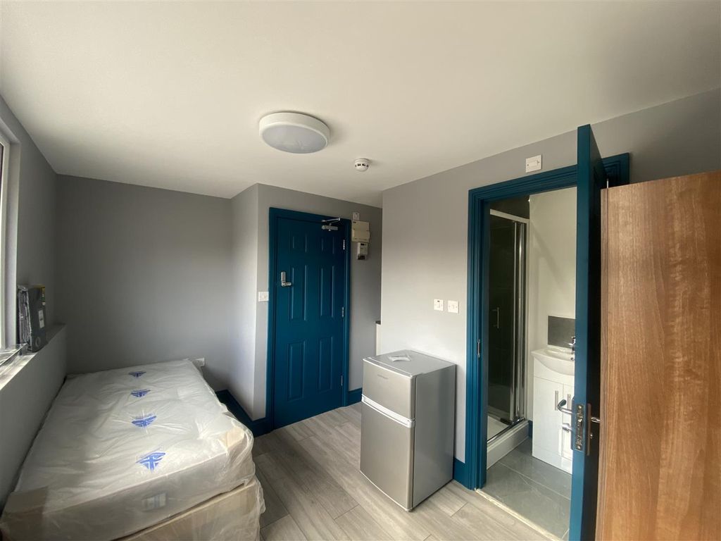 Room to rent in Keel Drive, Cippenham, Slough SL1, £850 pcm Zoopla