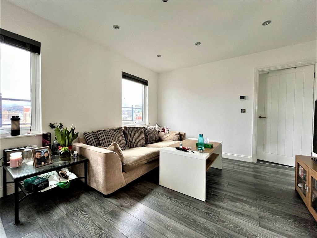 1 bed flat to rent in Hatters Court, 9 King Street, Luton, Bedfordshire