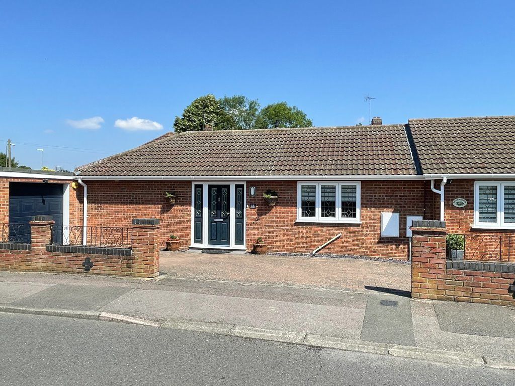 2 bed bungalow to rent in Clipstone Crescent, Leighton Buzzard LU7, £