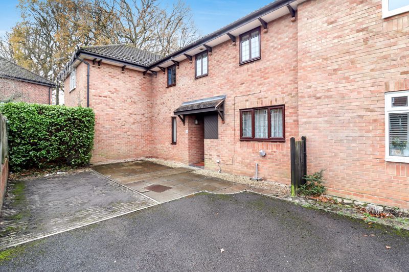 2 bed property for sale in Hutton Close, Windlesham GU20, £360,000 Zoopla