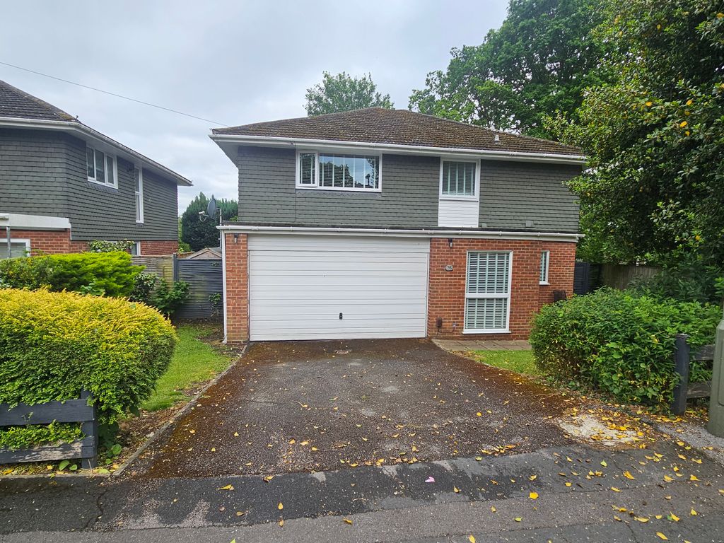 4 bed detached house to rent in Heatherley Road, Camberley GU15, £2,500