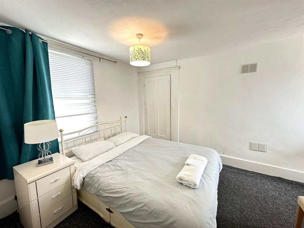 2 bed flat to rent in Hampshire Court, Upper St. James's Street