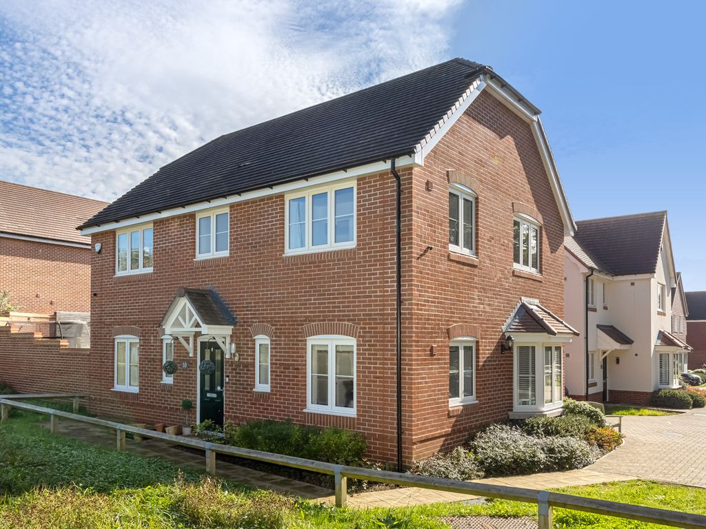 4 bed detached house for sale in Hayler Gardens, Southwater RH13, £