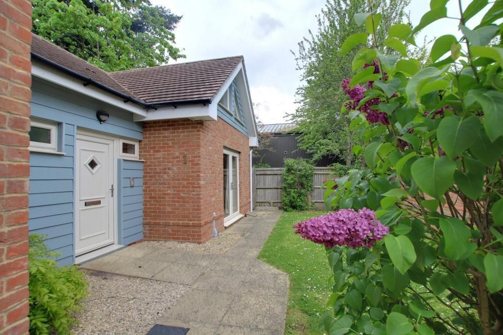 2 bed bungalow to rent in Enterprise Court, 41 Reading Road, Pangbourne