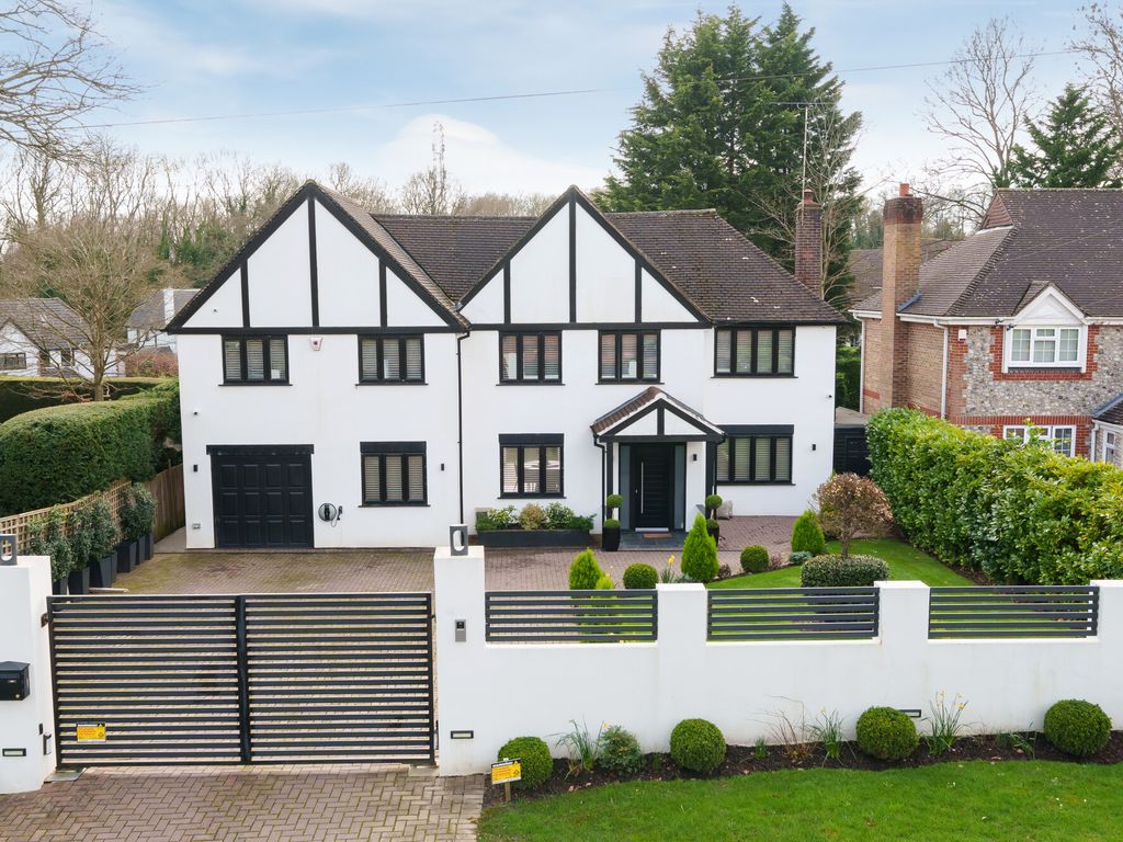 5 bed detached house for sale in Fulmer Drive, Gerrards Cross SL9, £