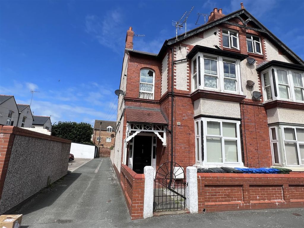 Studio to rent in Flat 5, Morlan Park, Rhyl LL18, £400 pcm Zoopla