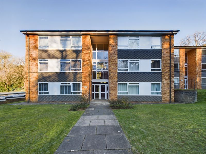 2 bed flat to rent in Hillside Road, Whyteleafe CR3, £1,400 pcm Zoopla