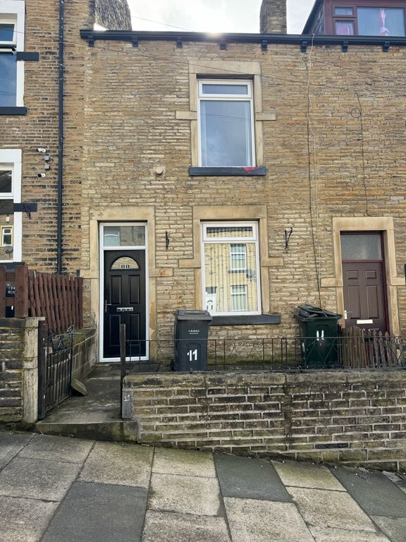 3 bed terraced house to rent in Westminster Place, Bradford BD3, £785