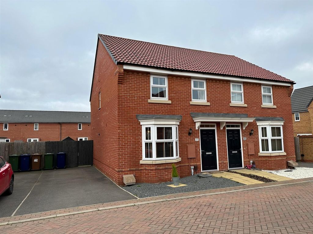 3 bed semidetached house for sale in Snowley Park, Whittlesey
