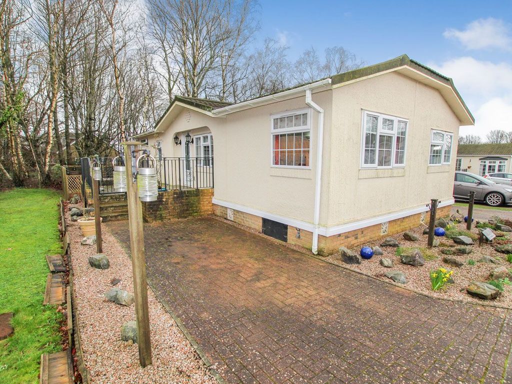 2 bed bungalow for sale in Pilgrims Close, Harrietsham, Maidstone ME17