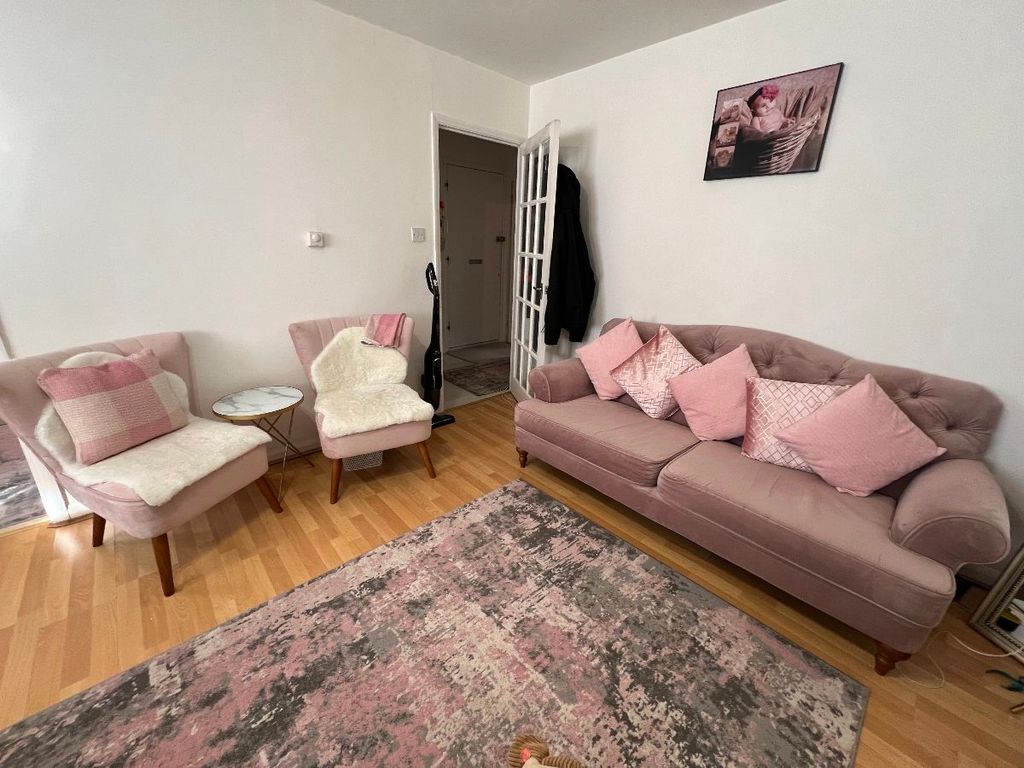 2 bed flat for sale in Flat, Hadrian Court, Hadley Road, EN5, £