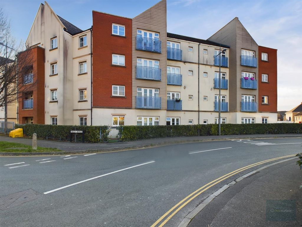 2 bed flat to rent in Whistle Road, Mangotsfield, Bristol BS16, £1,050