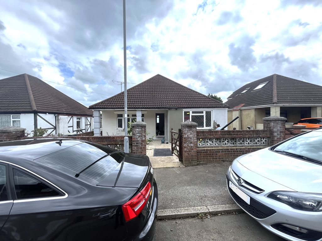 2 bed to rent in Locarno Avenue, Luton LU4, £1,200 pcm Zoopla