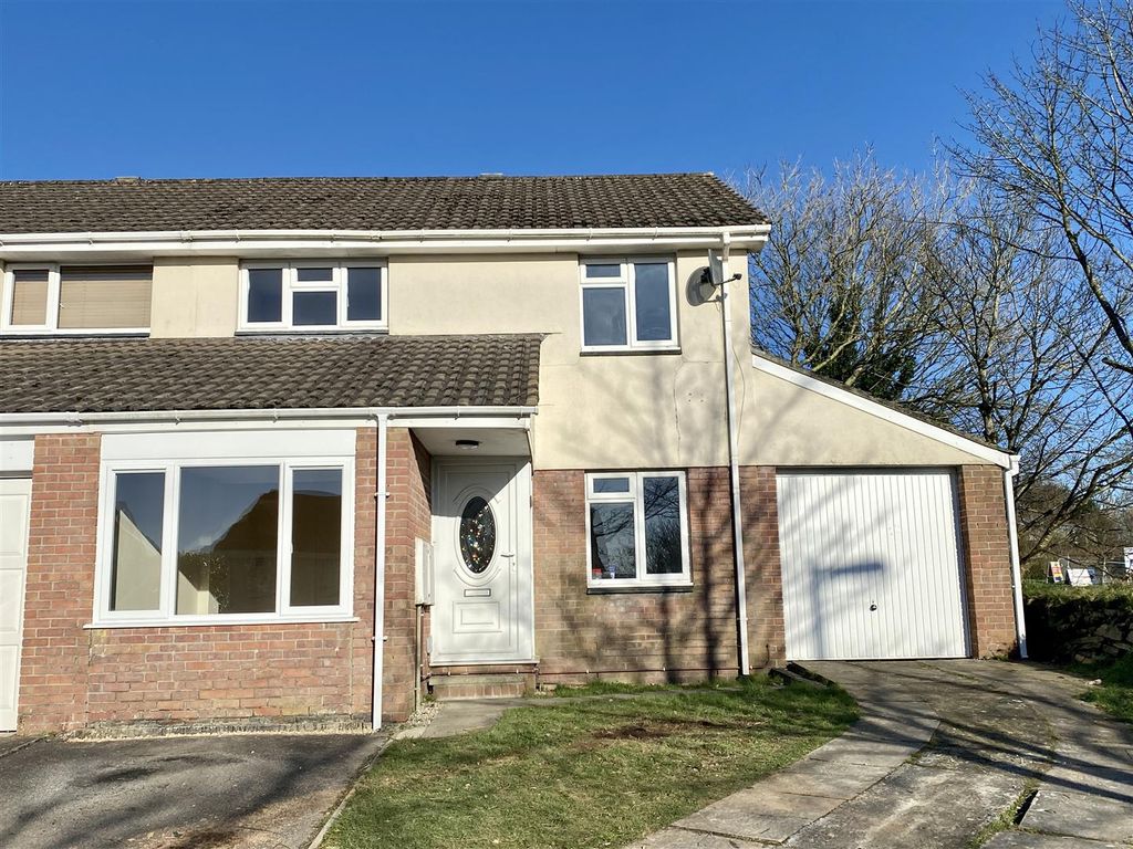 4 bed semidetached house to rent in Mayfield Close, Bodmin PL31, £