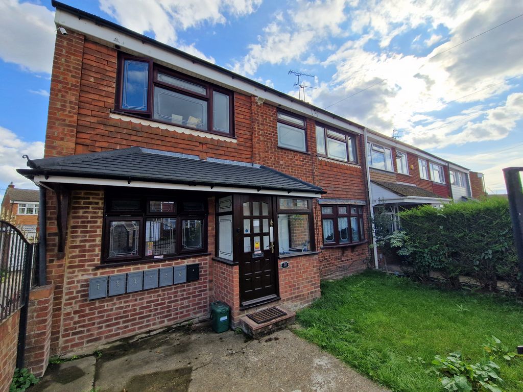 Room to rent in Pugh Place, StanfordLeHope SS17, £800 pcm Zoopla