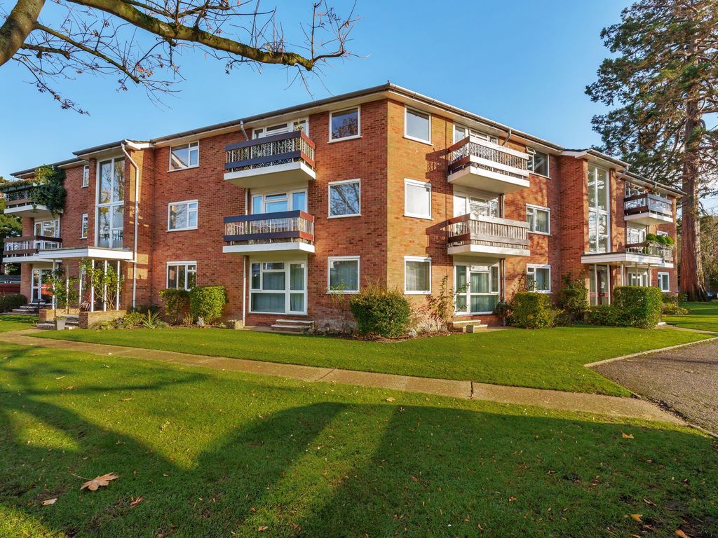 2 bed flat for sale in St. Martins Avenue, Epsom KT18, £400,000 Zoopla