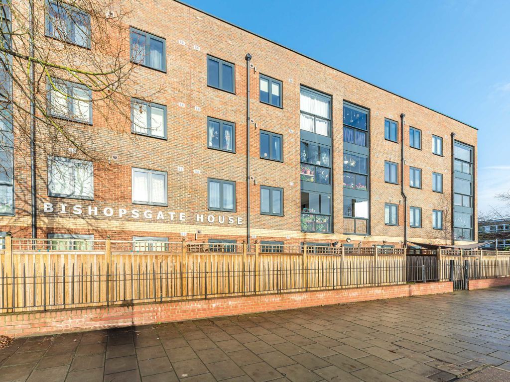 2 bed flat to rent in Staines Road, Hounslow TW4, £2,000 pcm Zoopla