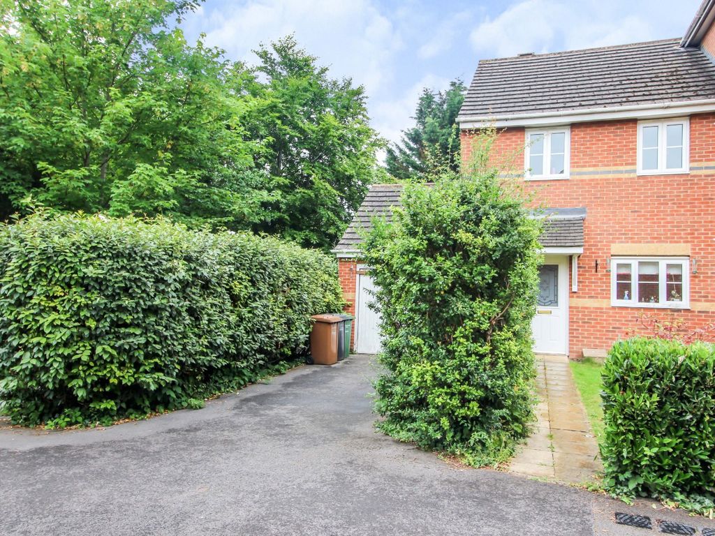 3 bed semidetached house for sale in Cricklade Place, Andover