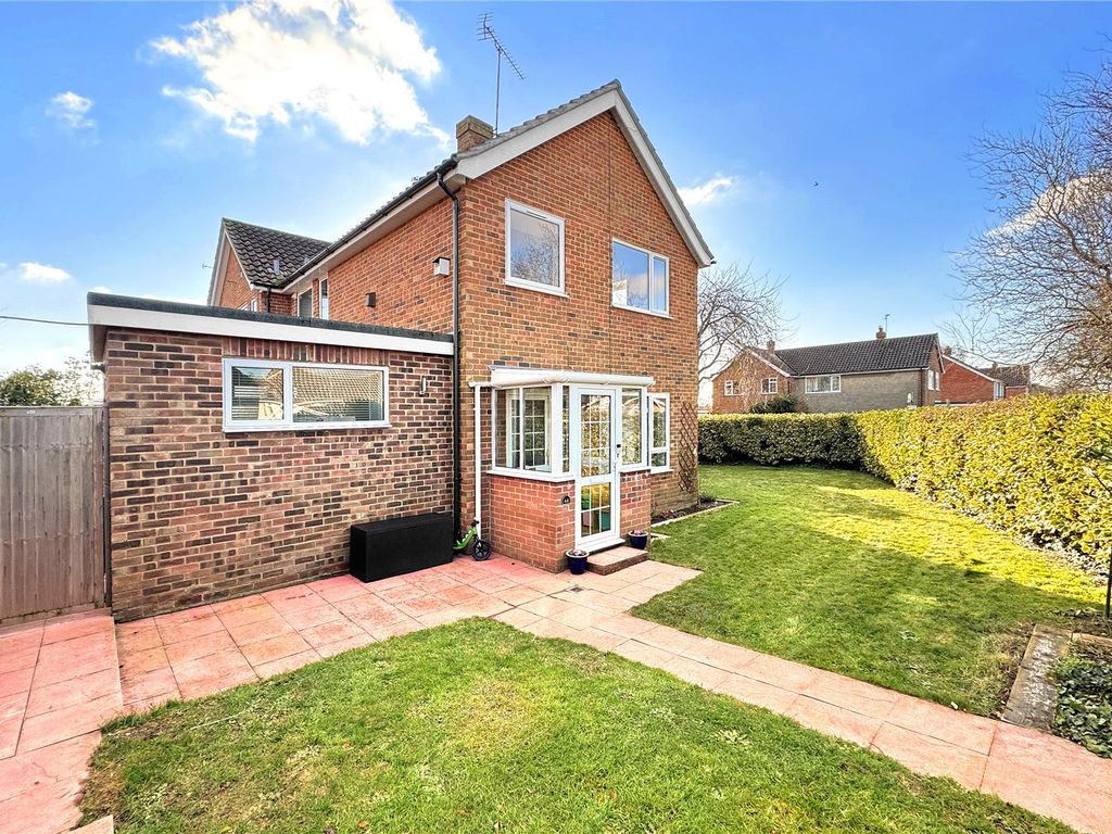 3 bed semidetached house for sale in Chantryfield Road, Angmering