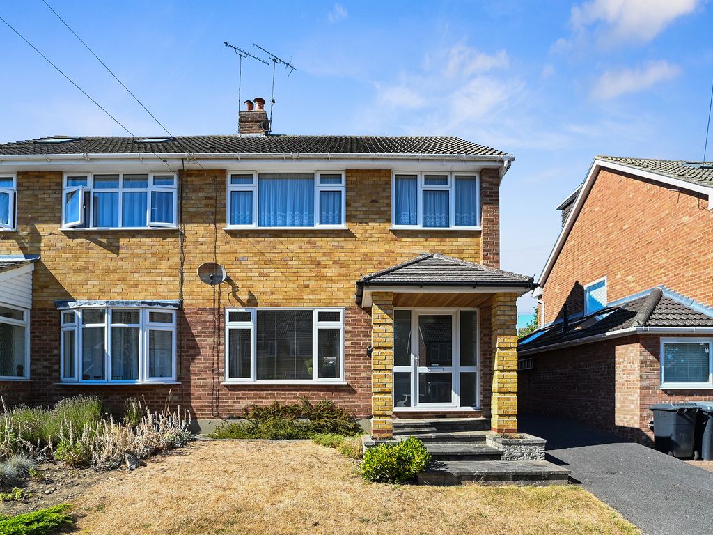 3 bed semidetached house for sale in Glebe Crescent, Broomfield