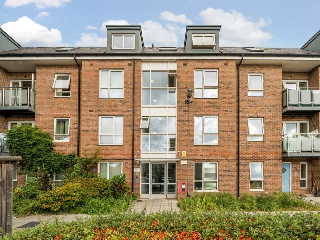 1 bed flat for sale in Lomond House, 203 Chargeable Lane, London E13, £