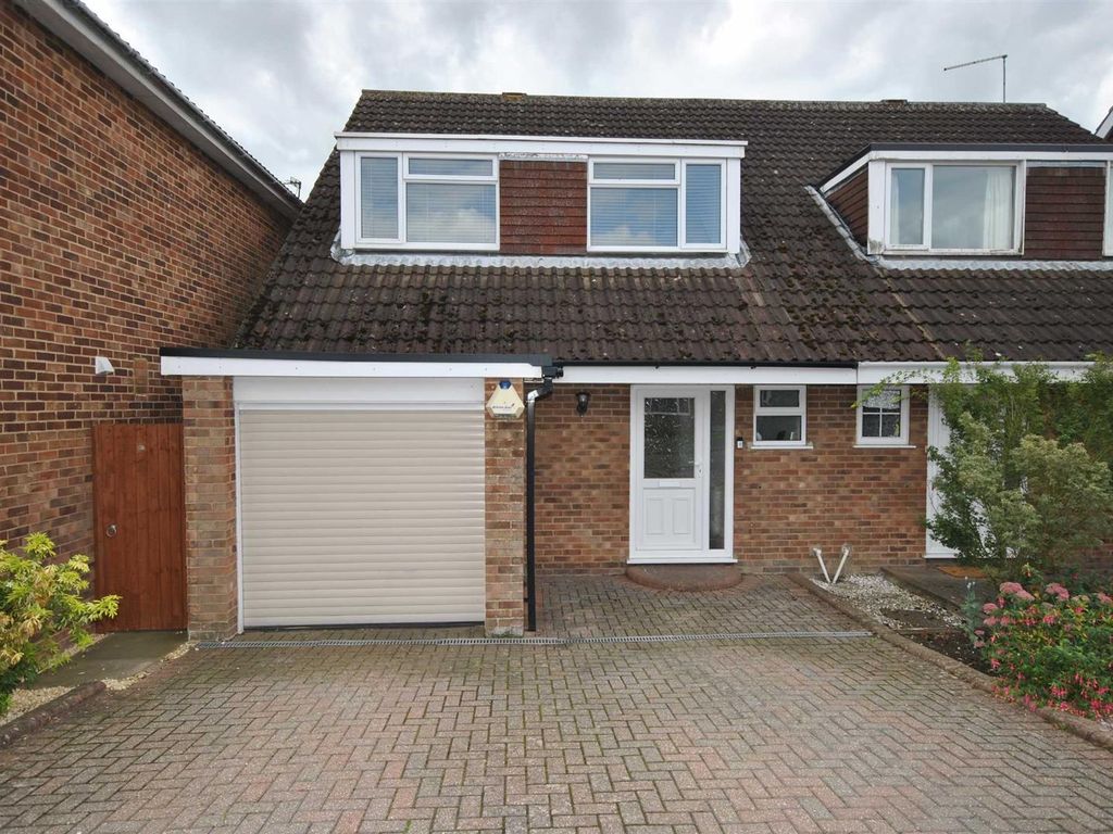 4 bed semidetached house for sale in Oaklands, Bugbrooke, Northampton