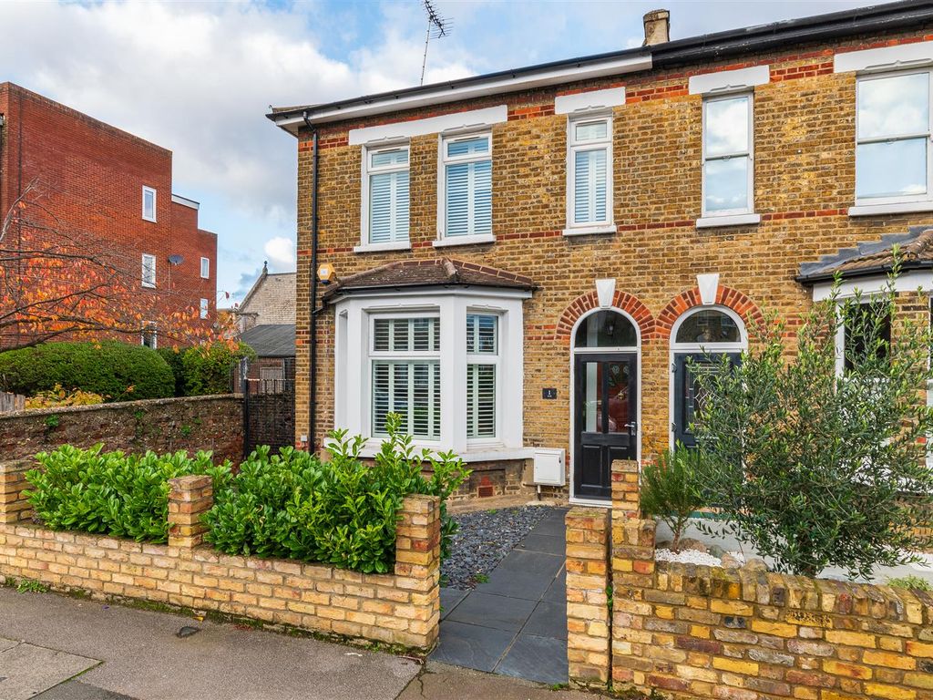 2 bed flat to rent in Wellesley Road, London E11, £1,795 pcm Zoopla