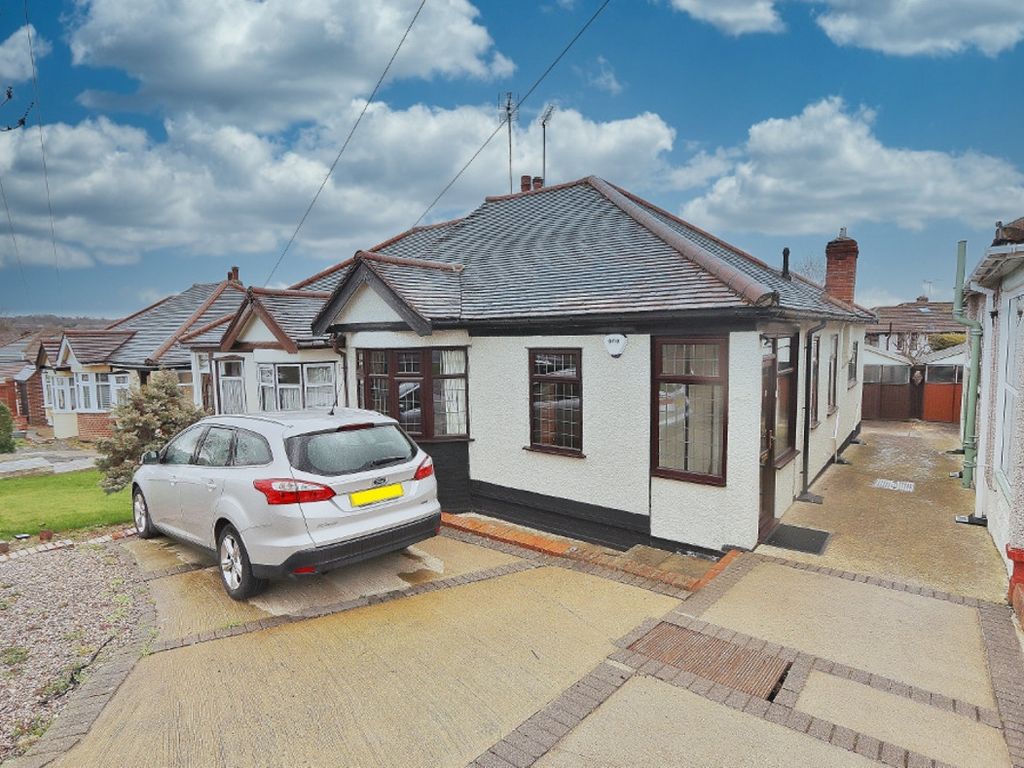 2 bed semidetached bungalow for sale in Havering Road, Rise Park RM1