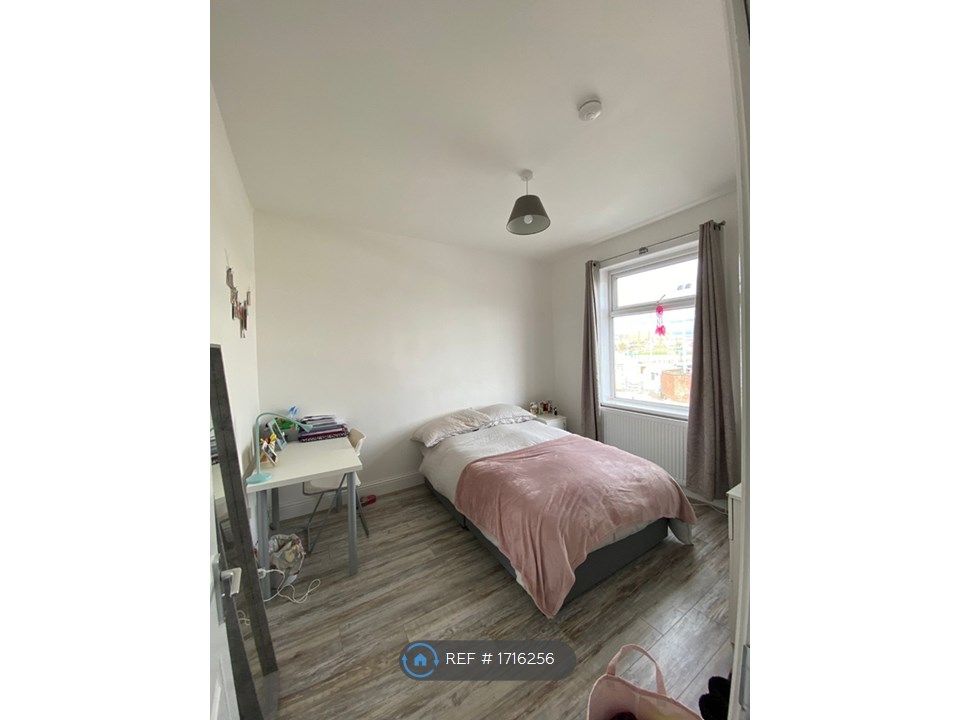 4 bed terraced house to rent in Moseley Road, Fallowfield, Manchester