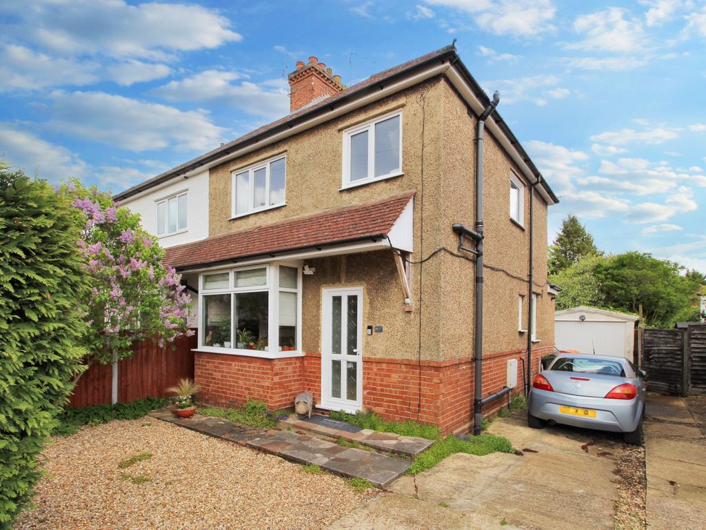 3 bed semidetached house for sale in Martin Road, Guildford GU2, £