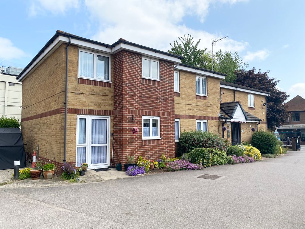 2 bed flat for sale in High Street, Cheshunt, Waltham Cross EN8 Zoopla