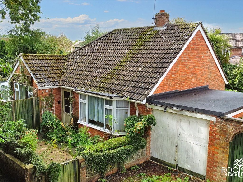 2 bed bungalow for sale in Donnington Square, Newbury, West Berkshire