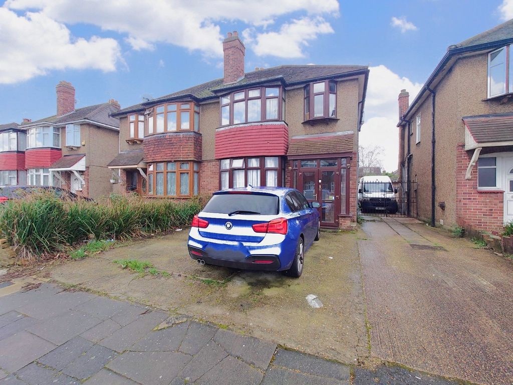 3 bed semidetached house for sale in Stirling Road, Hayes, Greater