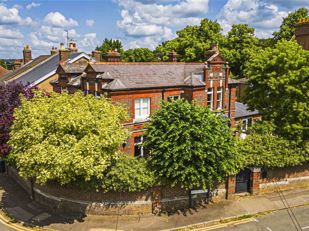 4 bed detached house for sale in Broad Street, Old Town, Hemel