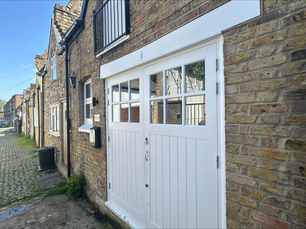 1 bed property to rent in Caistor Mews, London SW12, £1,300 pcm Zoopla