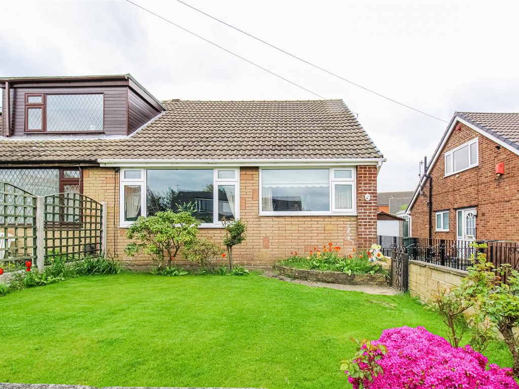 3 bed semidetached bungalow for sale in Moor Park Gardens, Dewsbury