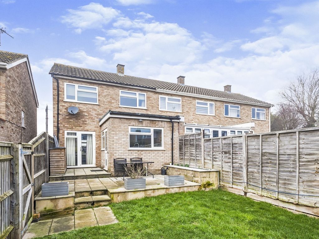 3 bed end terrace house for sale in Poplar Farm Road, Chalgrove, Oxford