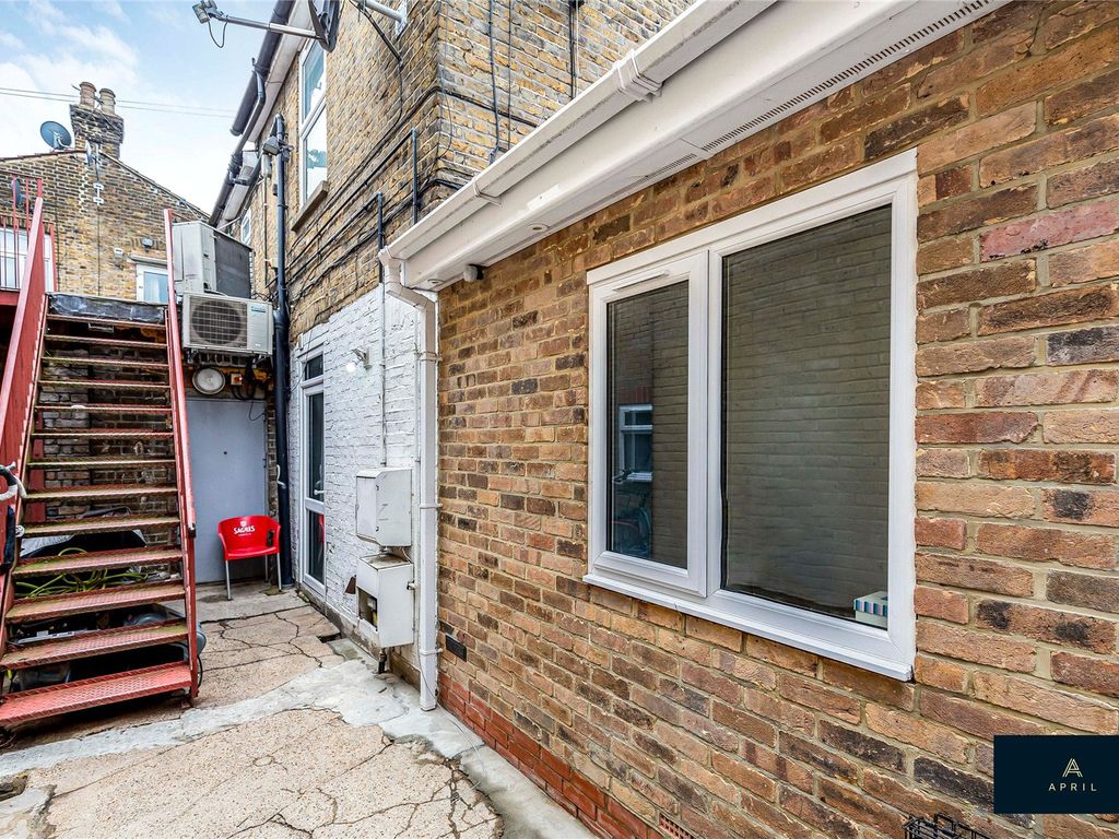 1 bed flat to rent in High Road Leyton, London E10, £1,350 pcm Zoopla