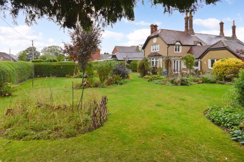 4 bed property for sale in New Road, Aston Clinton, Aylesbury HP22, £