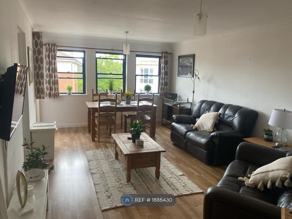 2 bed flat to rent in Stag Court, Kingston Upon Thames KT2, £2,700 pcm