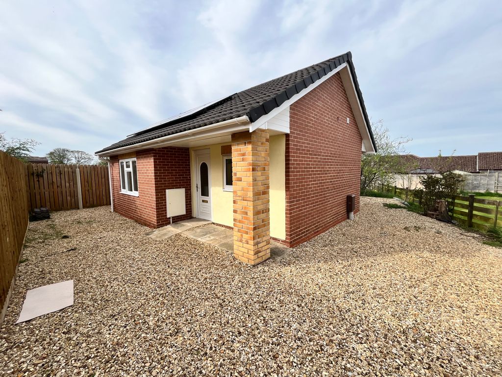 2 bed bungalow to rent in Bourne Road, Grantham NG33, £865 pcm Zoopla