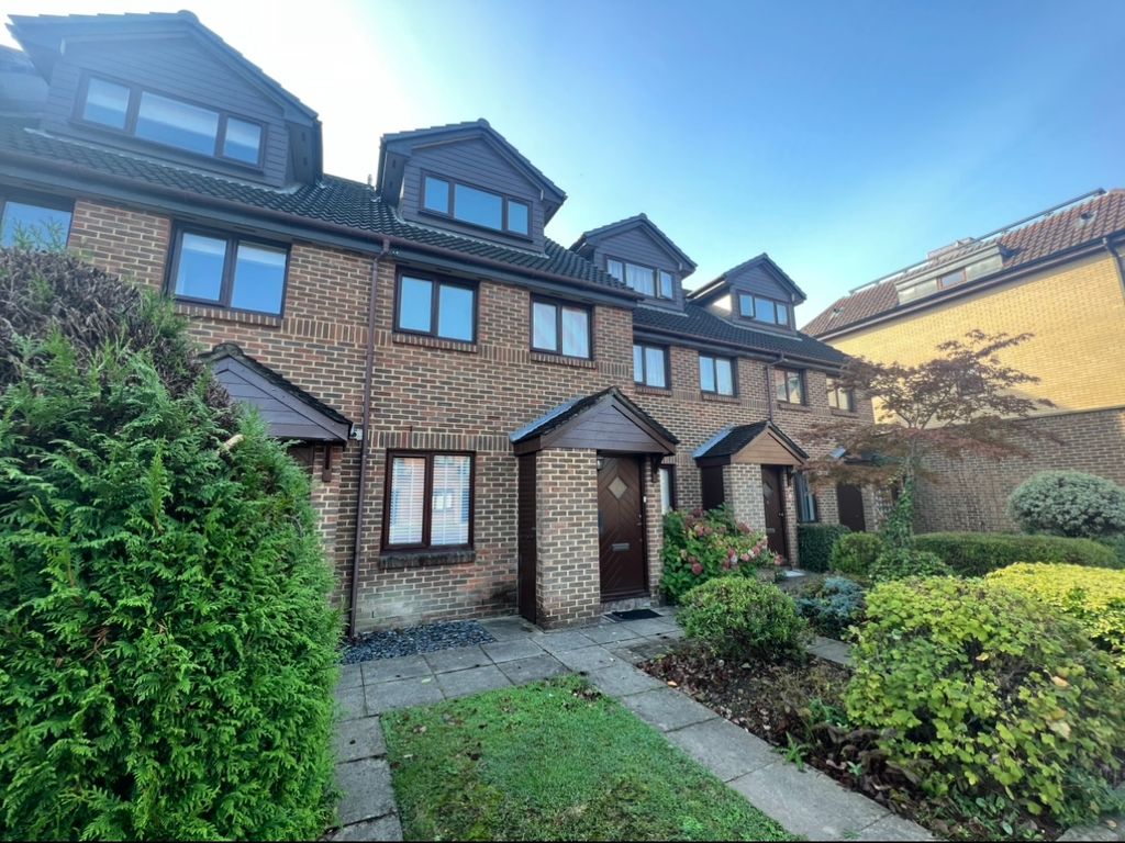 2 bed flat to rent in Benwell Court, SunburyOnThames TW16, £1,550 pcm