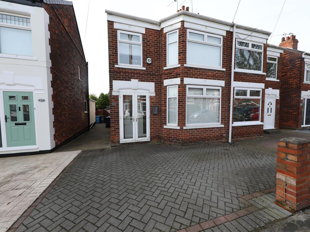 3 bed semidetached house for sale in Lancaster Drive, Hull HU8, £