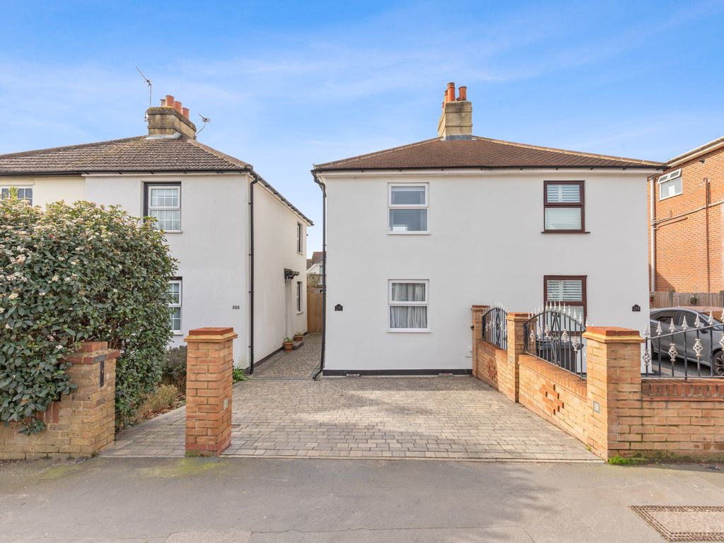 3 bed semidetached house for sale in Kingston Road, Leatherhead KT22